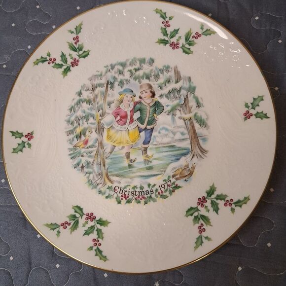 1977 8 inch Christmas plate - Picture 1 of 3